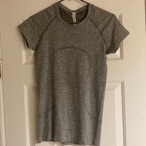 Lululemon Tech short sleeve shirt, grey, size 6